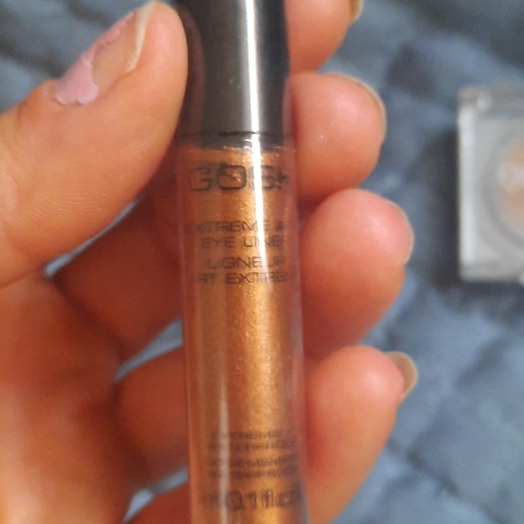 Eyeliner and eye shadow - Picture 3 of 3